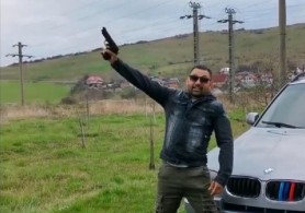Un bărbat a fost reținut după ce s-a lăudat pe Facebook că are un pistol „pentru duşmani”
